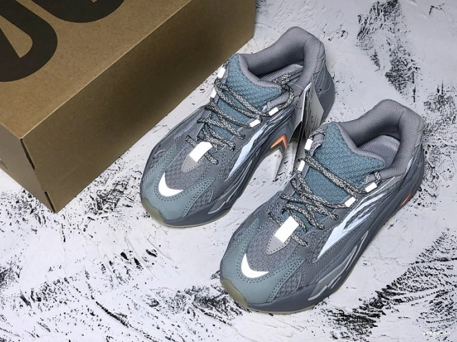 V2 Boost Adidas 'Inertia' FW2549 Yeezy 700 1212